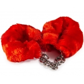 Наручники с красным искусственным мехом - Vulgar - купить с доставкой в Находке