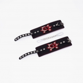 Черные кожаные наручники с красным декором и строчкой - Crazy Handmade - купить с доставкой в Находке