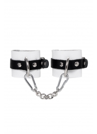 Бело-черные кожаные наручники с одним ремешком с люверсами - Pecado - купить с доставкой в Находке